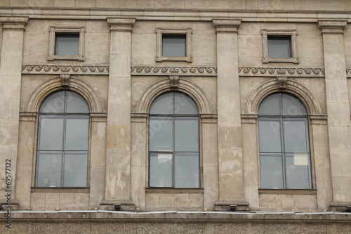 фасад с арочными окнами