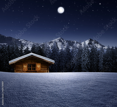 Schihütte bei Mondschein