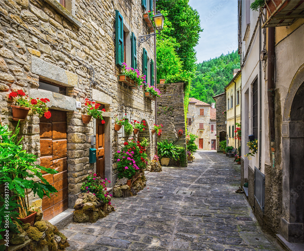 Obraz premium Włoska ulica w małym prowincjonalnym miasteczku Toskanii