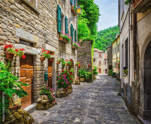 Włoska ulica w małym prowincjonalnym miasteczku Toskanii