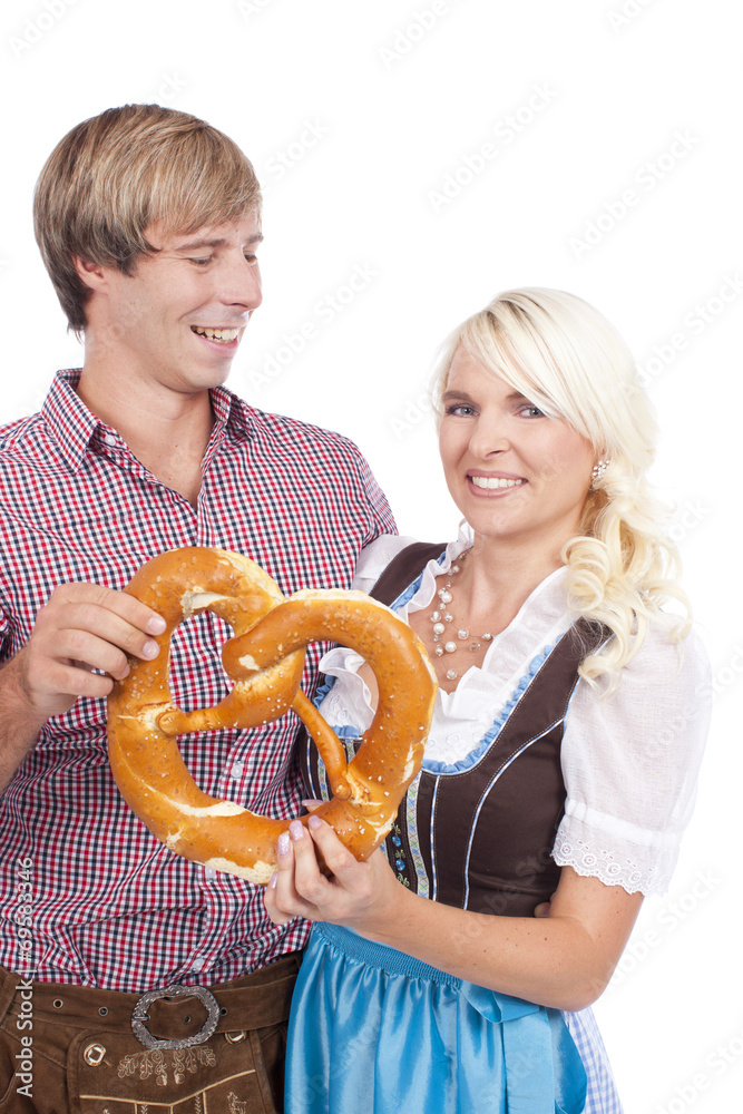 Nettes Paar in Tracht mit großer Brezel Nettes Paar in Tracht mit großer Brezel