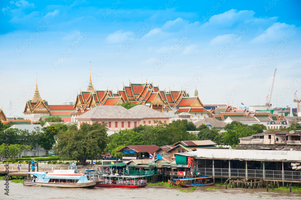 Fototapeta premium Thai royal grandpalace near the river