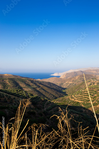 Schöner Ausblick auf Meer und Gebirge in Kreta photo