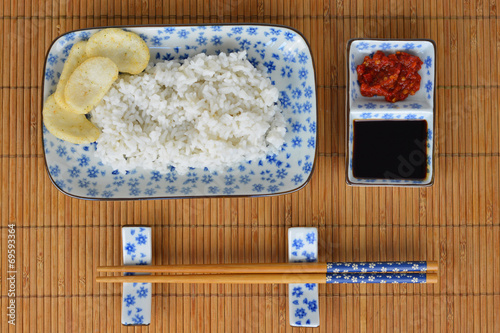 Aziatisch rijst eten met wit blauw servies photo