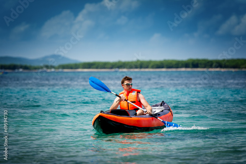 kayak on the sea © pershing