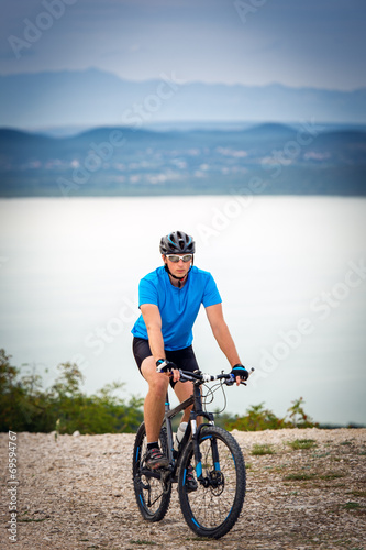 Fototapeta Naklejka Na Ścianę i Meble -  mountain bike