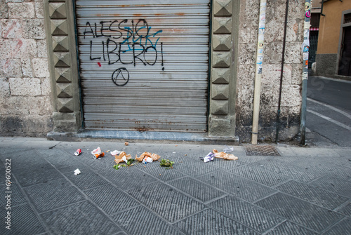 Vicolo con spazzatura, cumulo di rifiuti, vandalismo