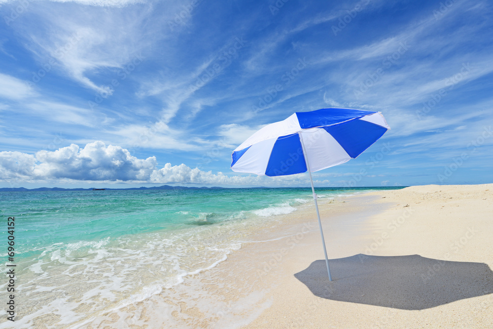 南国沖縄の綺麗な珊瑚の海と夏空