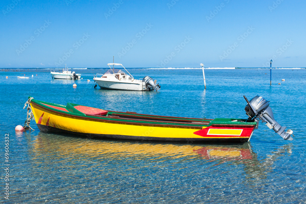 barque dans le lagon de la Réunion