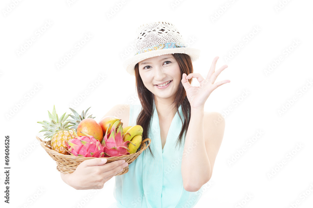 果物を持つ笑顔の女性
