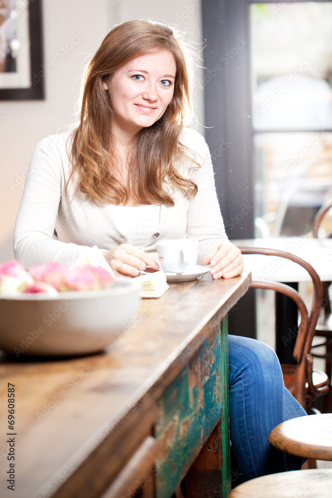 frau zuhause mit tasse kaffe und laptop frau zuhause mit tasse kaffe und laptop