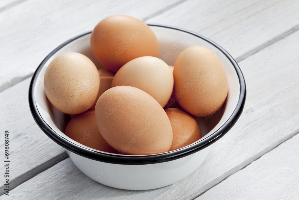 Eier im Metallschälchen,  grauer,Tisch, Holztisch, Studio