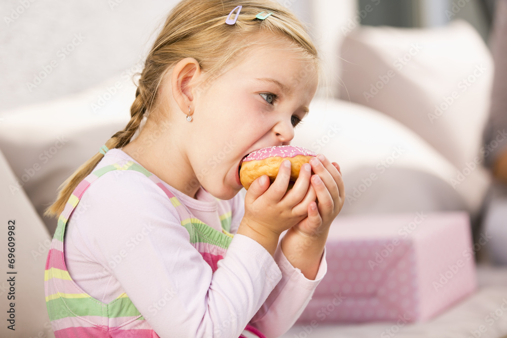 Junges Mädchen ißt Donut