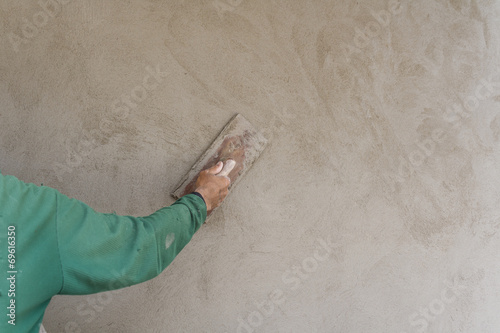 Photos Worker wearing green shirts are using plastering gaskets to plaster the walls with copy space in construction work or house