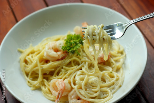 spaghetti white cream sauce with shrimp.