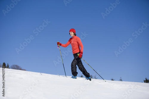 junge Frau beim Skifahren