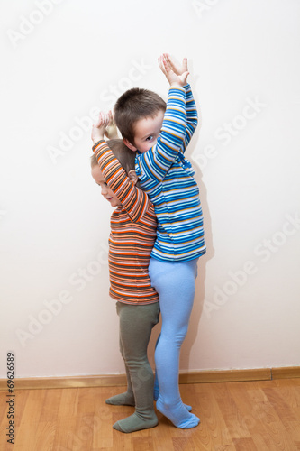 Children compare body height