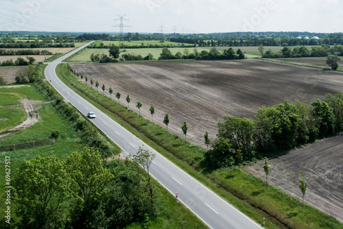 Auto auf Landstr von Oben
