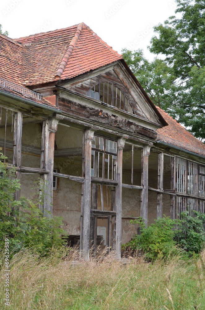 Altes Gebäude - Ruine - Orangerie Altes Gebäude - Ruine - Orangerie