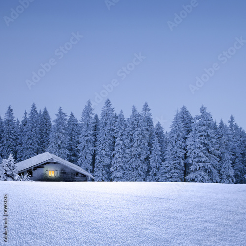 Schihütte mit Leuchtendem Fenster