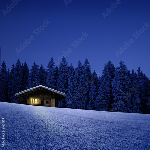 Schihütte mit Leuchtendem Fenster