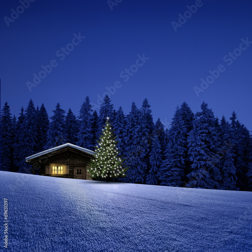 Schihütte mit Weihnachtsbaum