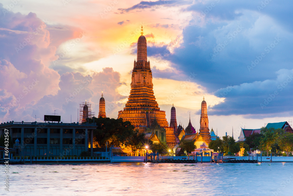 Fototapeta premium Photo of Landscape Wat Arun Buddhist