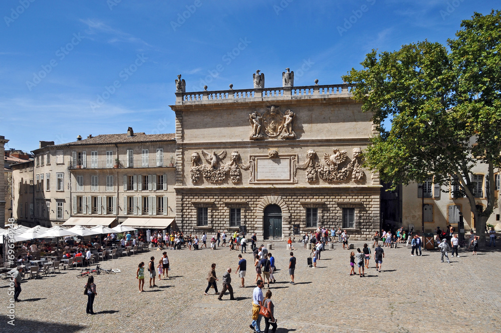 Avignone, piazza del Palazzo- hotel des Monnais