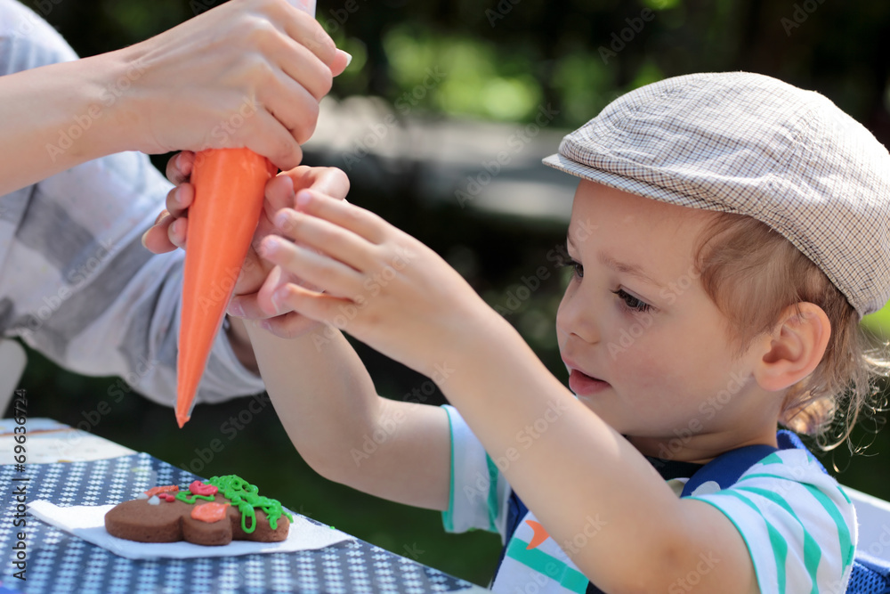 Obraz premium Boy coloring gingerbread