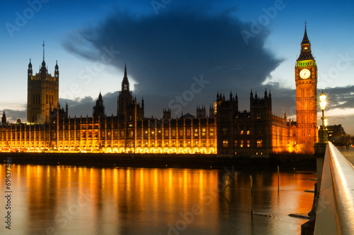 Fotografiet Ice cloud over the Houses of Parliament
