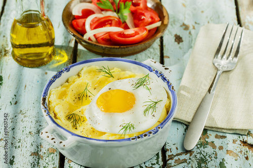 mashed potatoes with fried egg and tomato