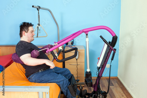Fotografija Patient with cerebral palsy using a patient lift.