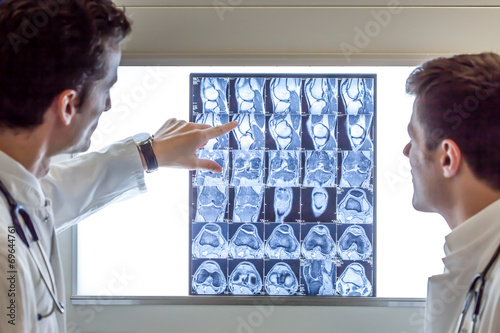 Ärzte besprechen eine MRT-Aufnahme photo