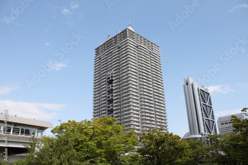 高層マンションと街並み