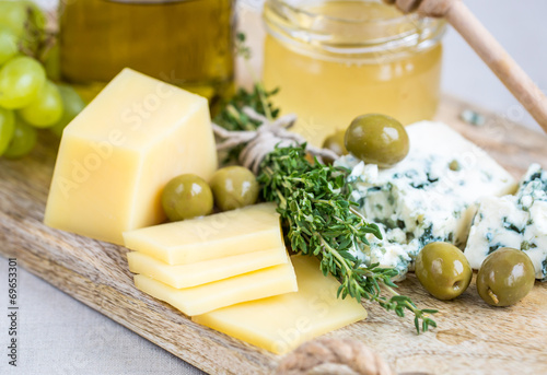 Cheese with honey and grapes