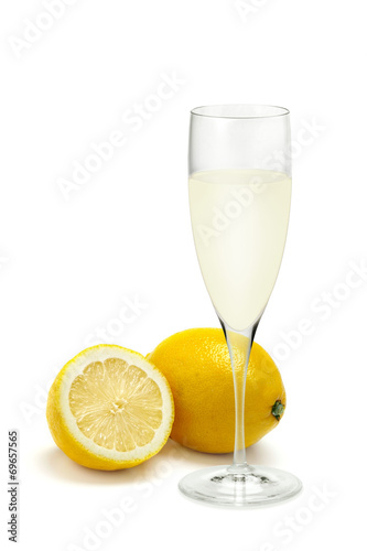 レモンジュースとレモン photo