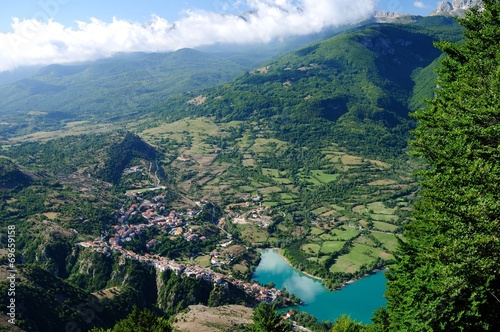 Panorama visto dall alto del lago di Barrea e il paese  parco nazionale Abruzzo Lazio Molise