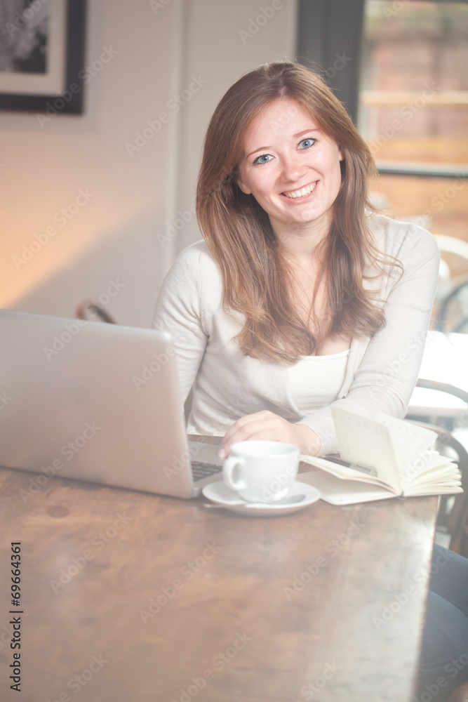 frau mit kaffe tasse und leptop frau mit kaffe tasse und leptop