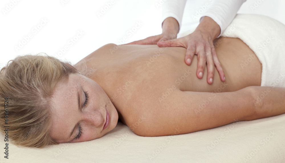 Junge Frau bekommt Physio Behandlung