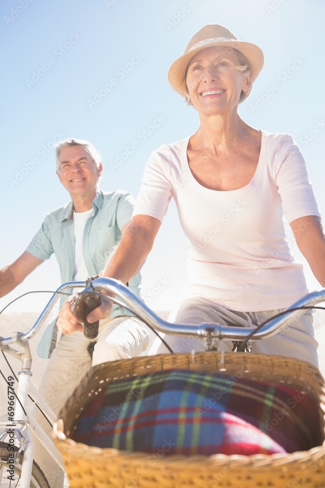 Obraz premium Happy senior couple going for a bike ride
