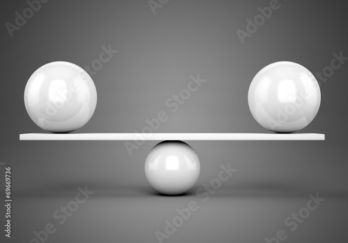 Fotografia White glossy balls balanced on plank