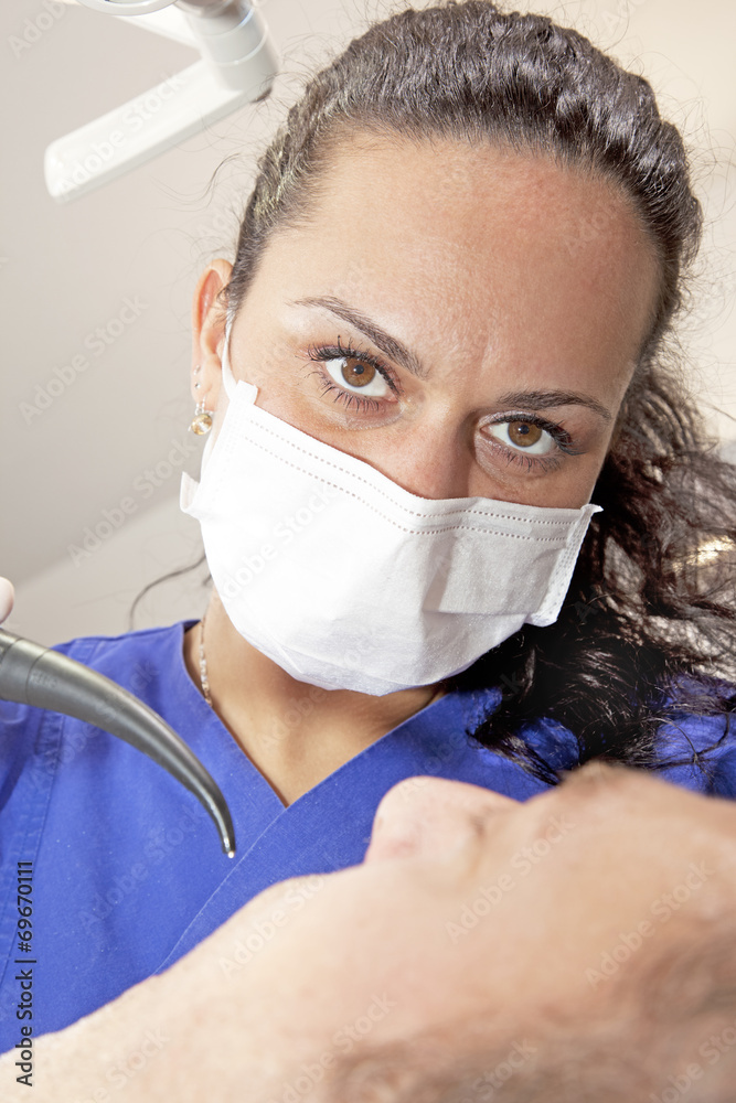 Zahnarzthelferin bei der Zahnbehandlung StockFoto Adobe Stock