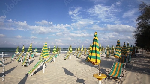 Spiaggia con ombrelloni photo