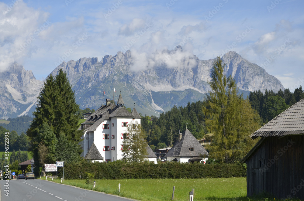 Schloss Münichau vor wilden Kaiser, bei Kitzbühel Schloss Münichau vor wilden Kaiser, bei Kitzbühel