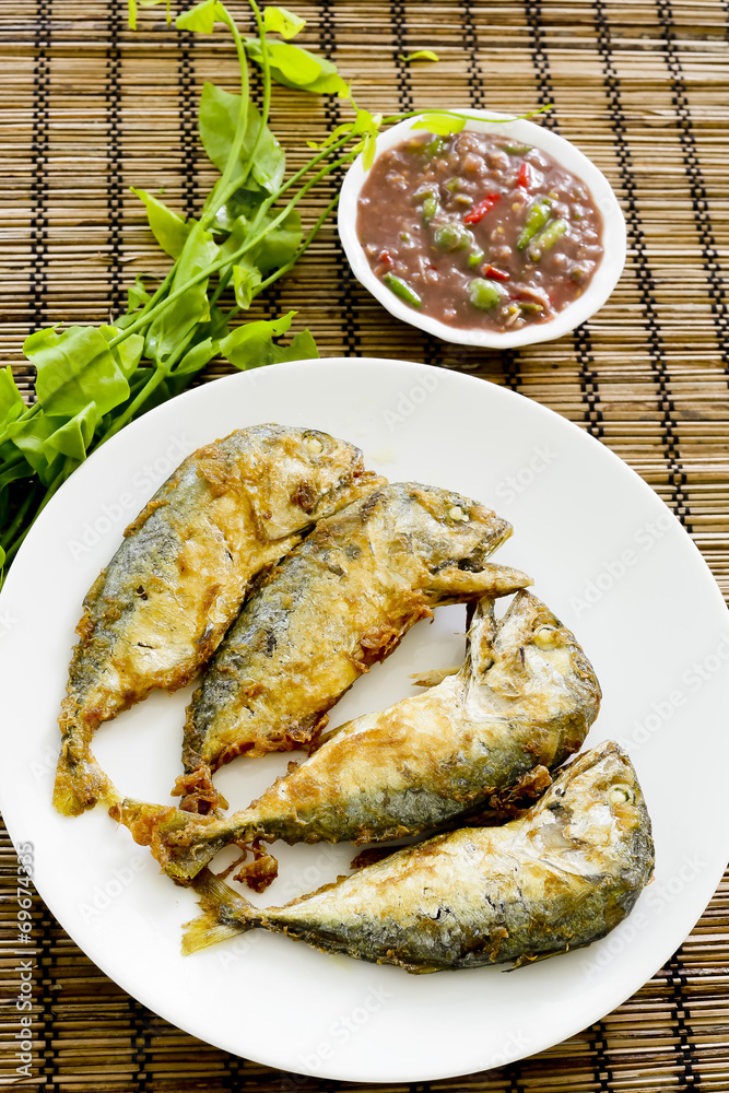 Shrimp Paste Chilli Sauce (Nam Prik Ka Pi) serve with Fried Indi - obrazy, fototapety, plakaty 