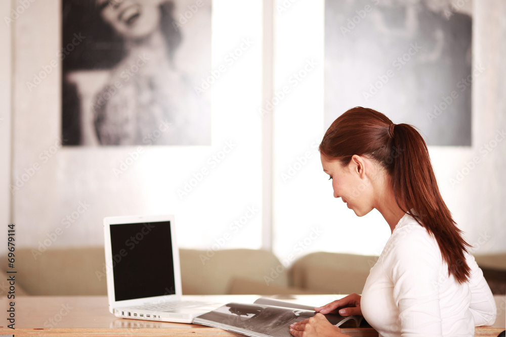 junge Frau mit Zeitschrift und Laptop junge Frau mit Zeitschrift und Laptop