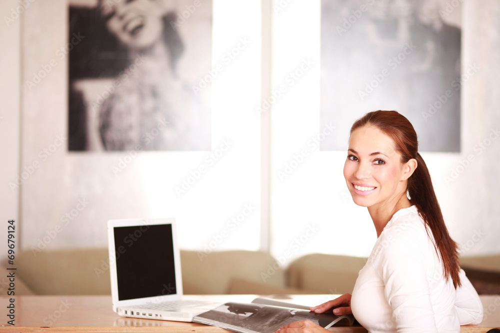 junge Frau mit Zeitschrift und Laptop junge Frau mit Zeitschrift und Laptop