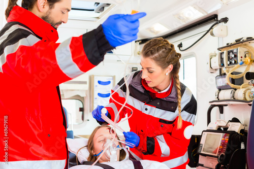 Notärzte helfen verletzte Frau in Ambulanz