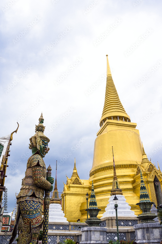 タイ王宮の黄金の仏塔