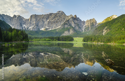 Alpejskie jezioro we Włoszech © Mike Mareen